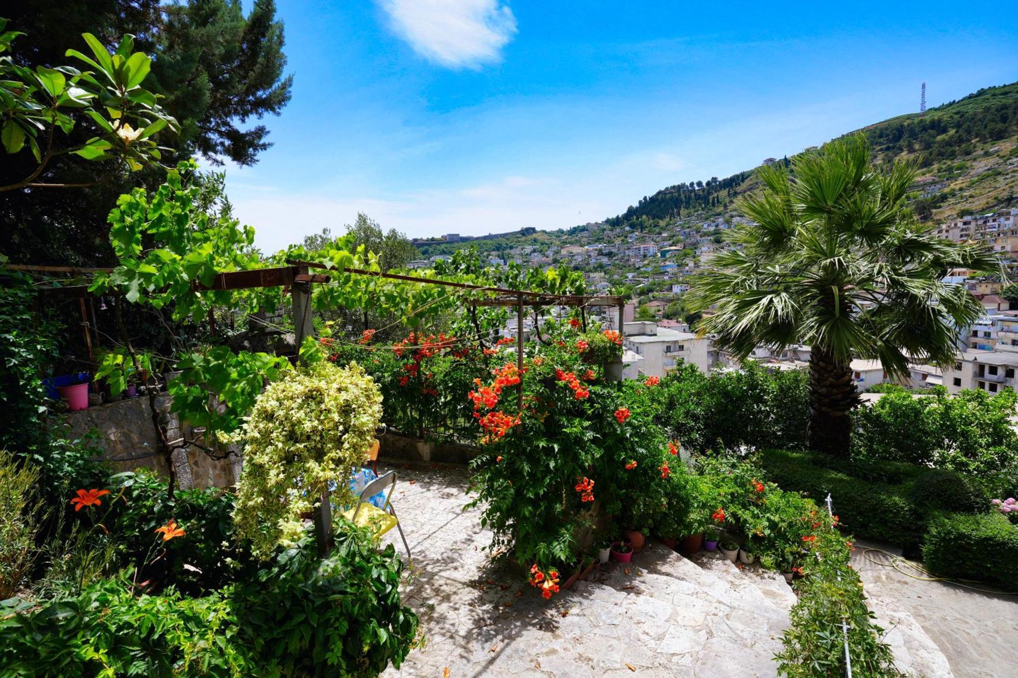 Vila Banushi Gjirokastër Buitenkant foto