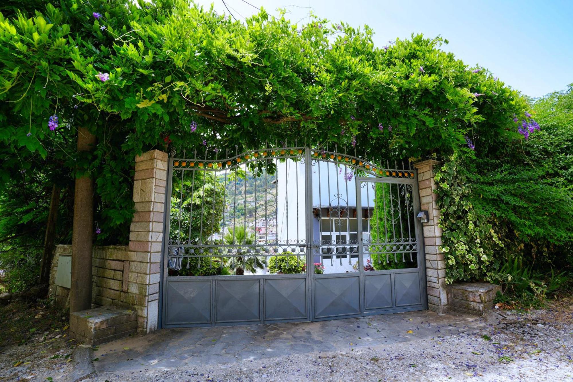Vila Banushi Gjirokastër Buitenkant foto